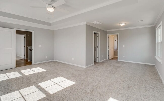 Building Photo - Spacious 5-Bedroom Home with Modern Finishes in Prime Elgin Location