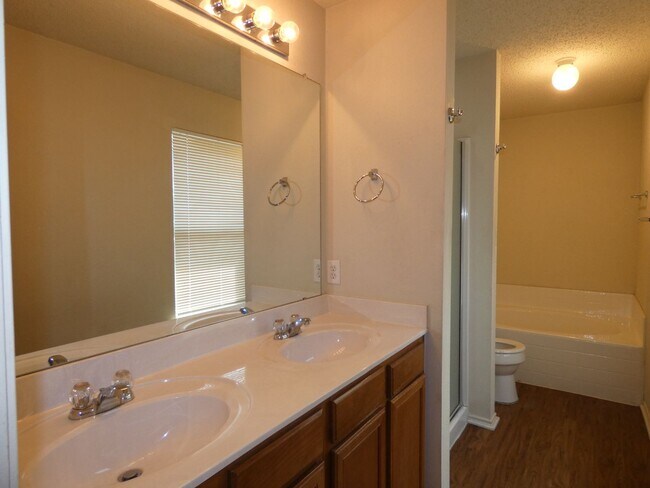 Building Photo - 10325 Bear Hollow Dr
