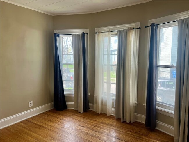 Building Photo - 237 Richard St