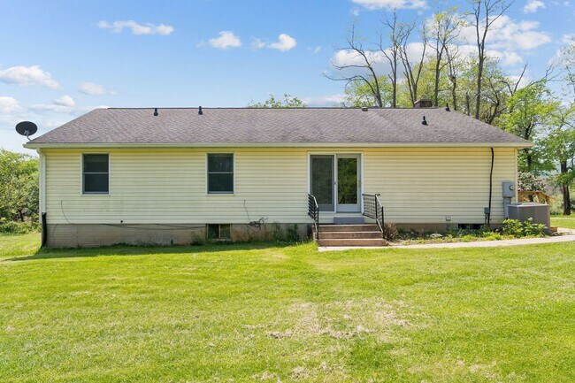 Building Photo - Charming One-Level Home Nestled Among Matu...