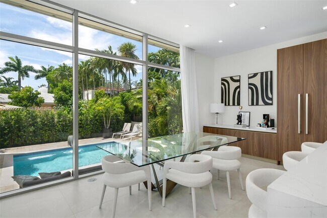 Building Photo - West 47th Street, Miami Beach, FL 33140 - 5 BR 5 BA single-family home