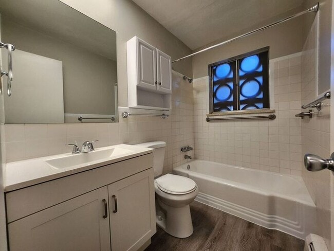 Building Photo - Beautifully Renovated 1-Bed, 1-Bath Apartment – Main Level Living | Move In Today and Get Your 2n...