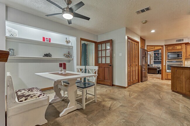 Building Photo - 660 Hillcrest Dr