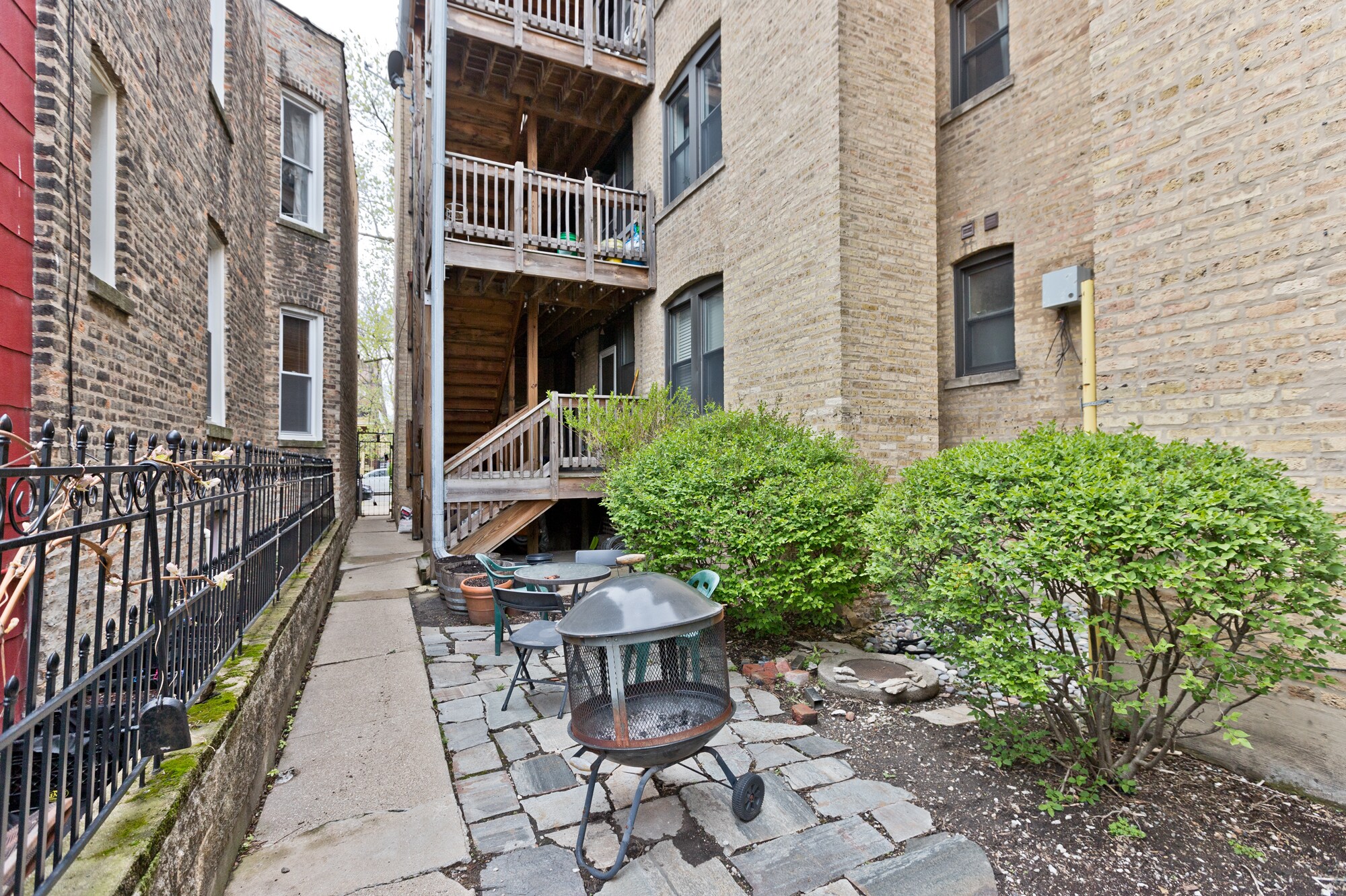 Building Photo - 2723 W Wellington Ave