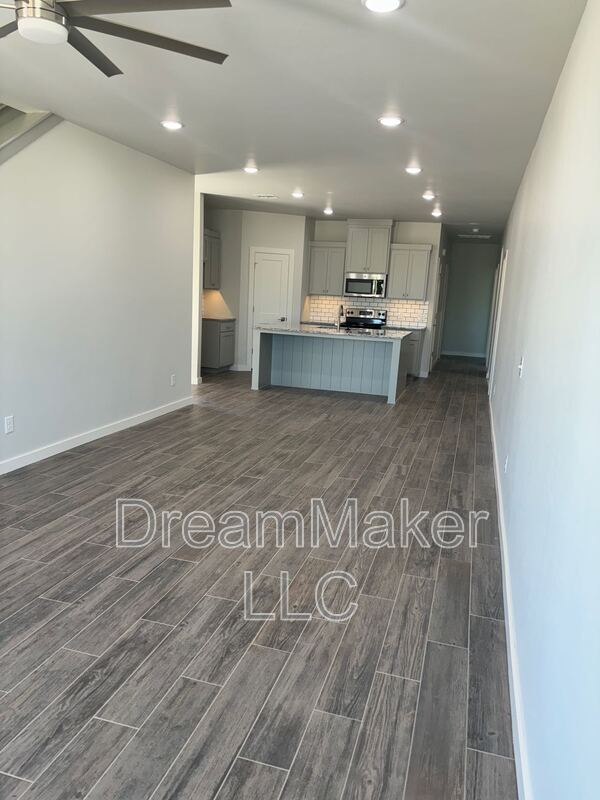 Building Photo - 1016 Varenna Ln