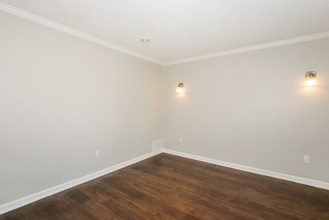 Building Photo - 6671 Hidden Fern Ln E