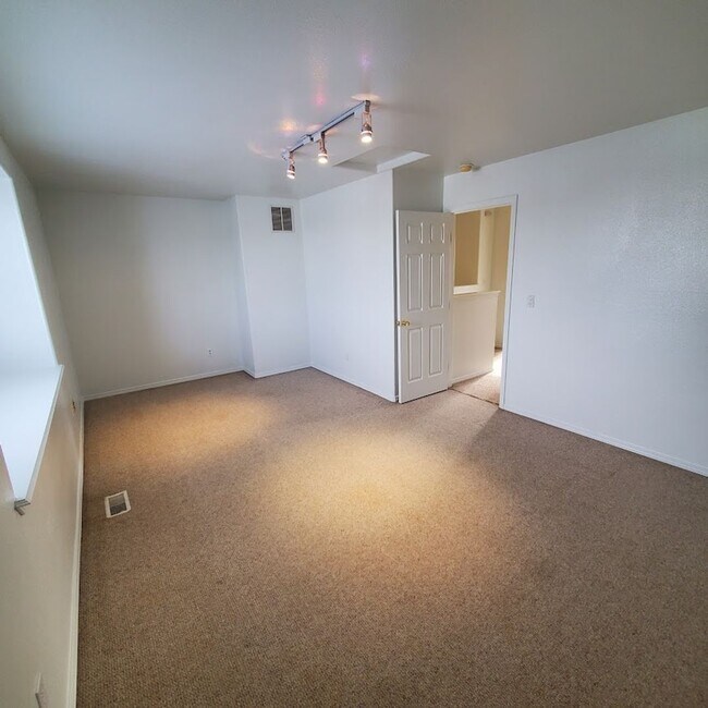 Building Photo - Charming West Boise Home with Spacious Yard and Modern. Prime Location!