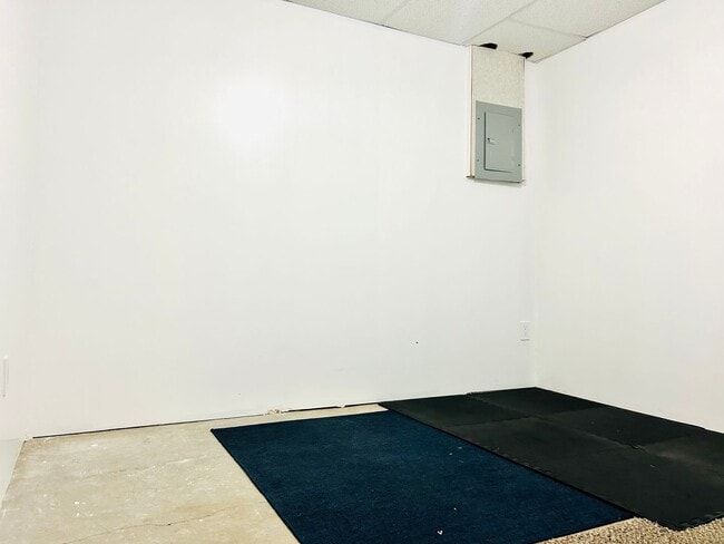 Building Photo - Convenient Location, Spacious Home