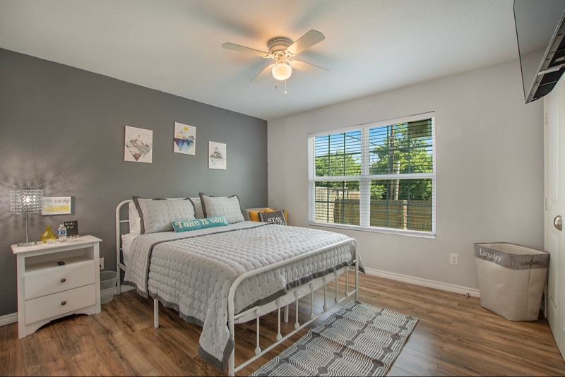 Building Photo - 958 E Allen Ave