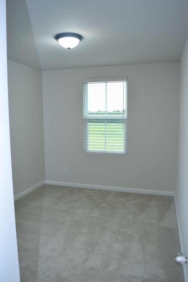 Building Photo - Modern 3-Bedroom Townhouse with Garage & P...