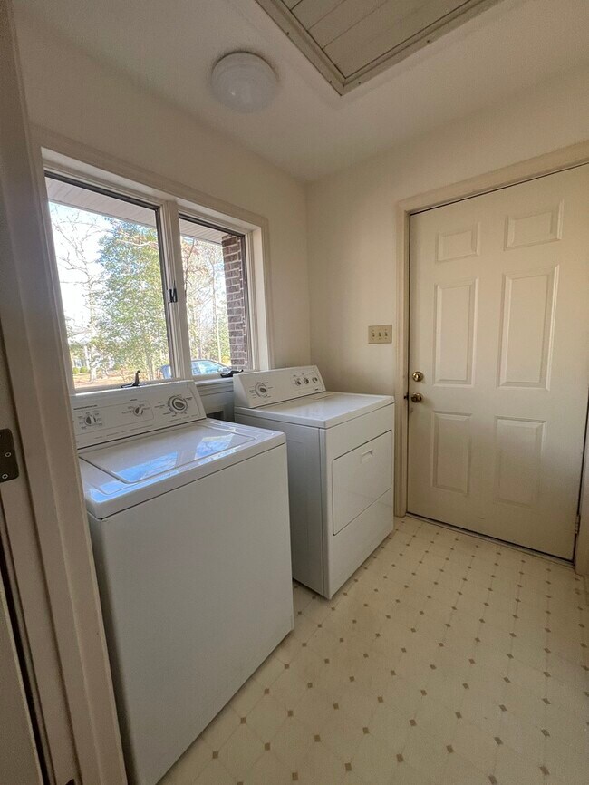 Building Photo - 303 Lake Pointe Dr