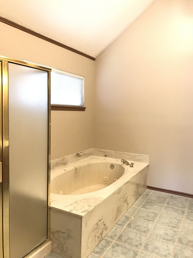 Building Photo - Spacious home in Edmond