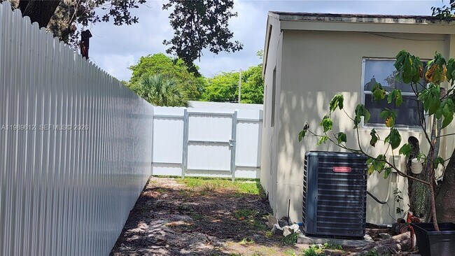 Building Photo - 841 N 69th Terrace