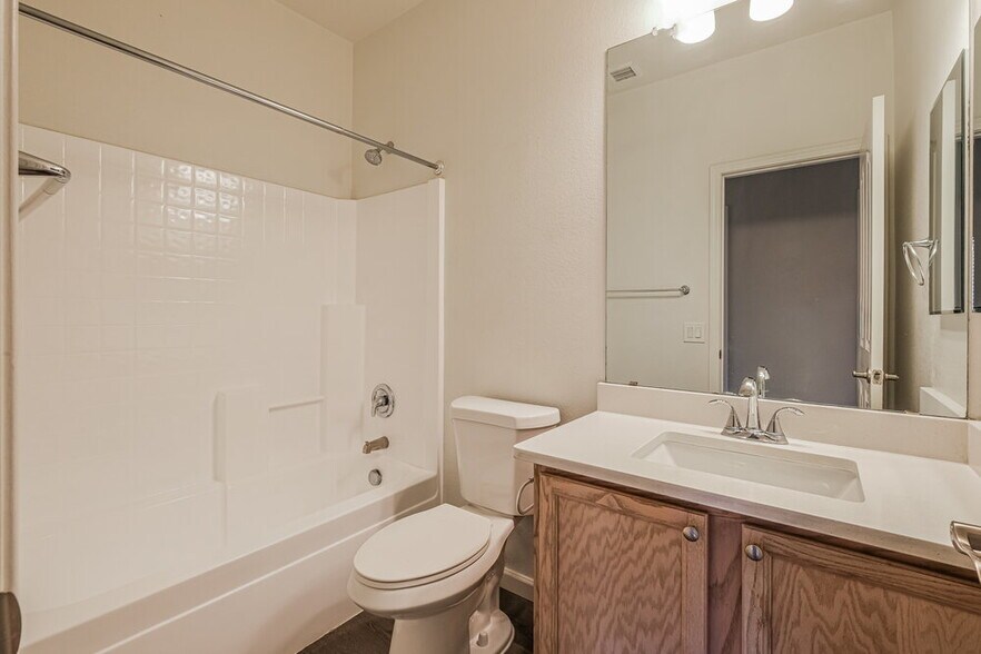 Building Photo - 11722 W Lincoln St