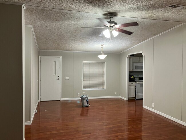 Building Photo - 1706 Riverview Dr