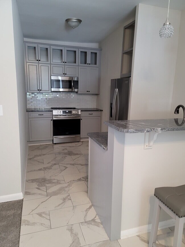 Building Photo - Charming 2-Bedroom Retreat in Vibrant Charleston  Perfect for Cozy Living!