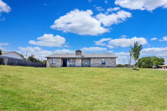 Primary Photo - 402 William Tell Dr