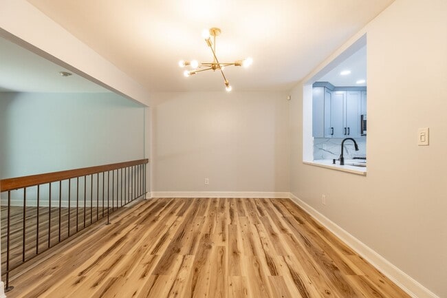 Building Photo - 3 bed 2.5 bath