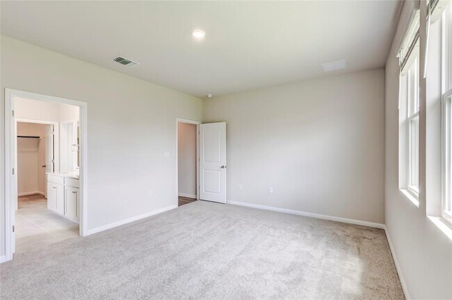 Building Photo - 133 Silverleaf Spur