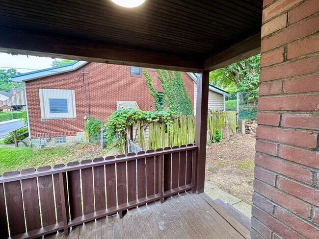Building Photo - Adorable 2 Bed 1 Bath Home in Brookline W/dedicated office/library space!