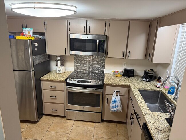 Building Photo - 216 Glenview Blvd