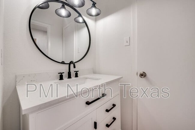Building Photo - 8880 Woodstream Dr