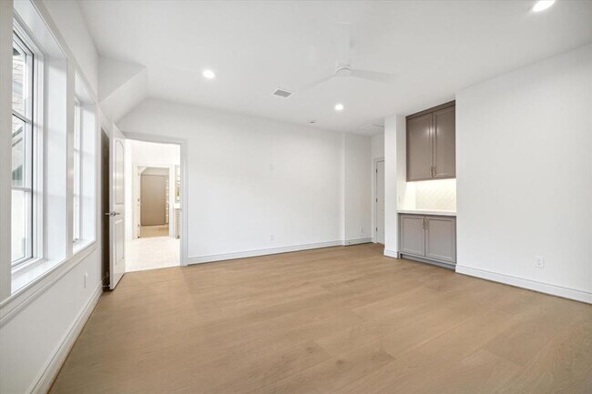 Building Photo - 2214 Bartlett St