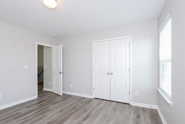 Building Photo - 1939 Eastway Dr