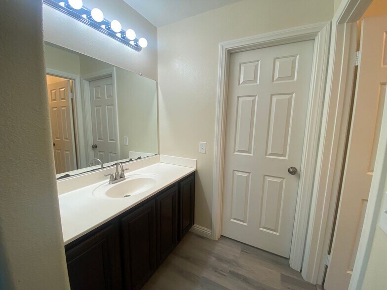 Building Photo - 25335 MacKenzie Ct