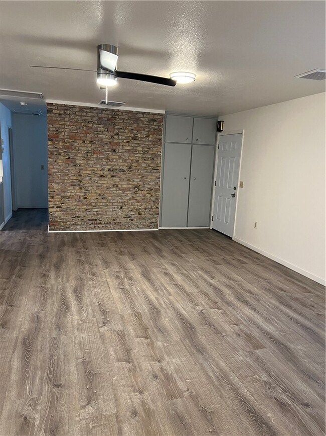 Building Photo - 2040 Swan Cove N