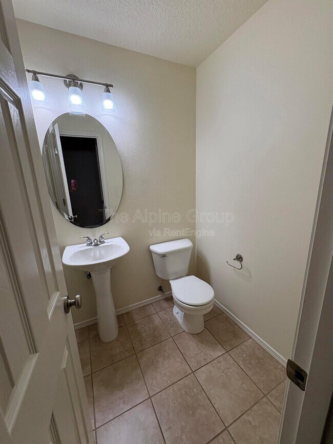 Building Photo - 1430 NE Glen Ellen Dr