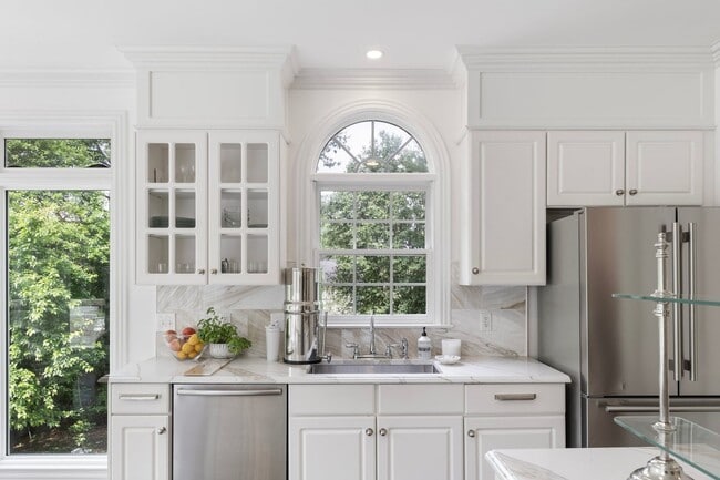 Building Photo - Luxury Furnished Home