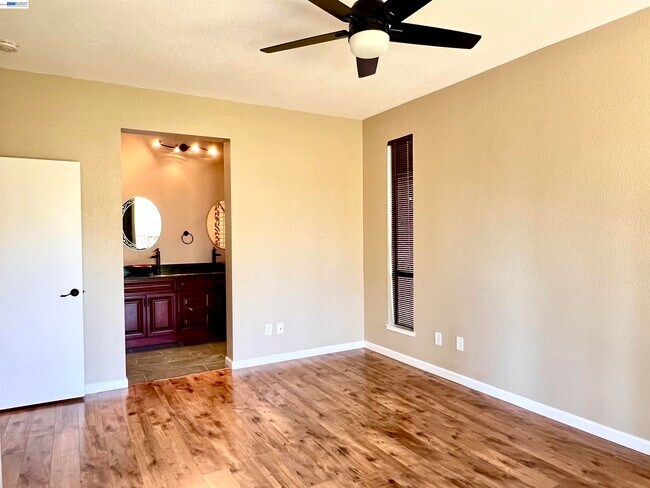 Building Photo - 3089 Lakemont Dr