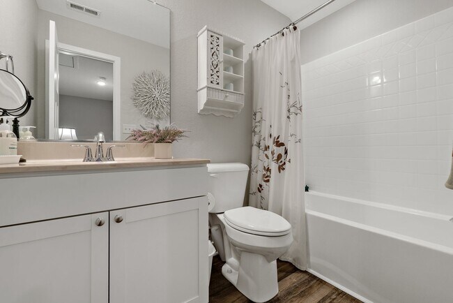 Building Photo - Luxury Townhome for Rent near Regent!
