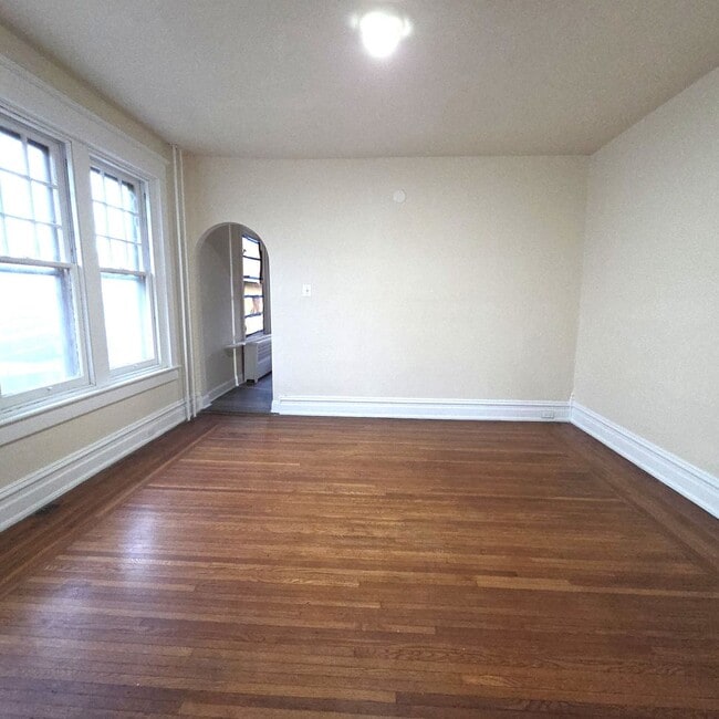 Building Photo - 3 bedroom with modern Kitchen