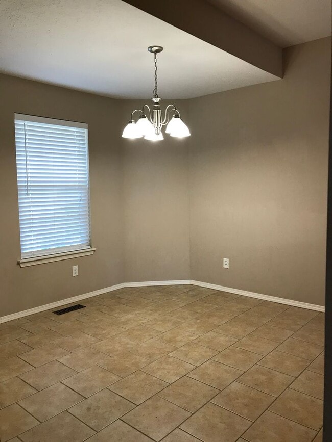 Building Photo - Executive Rental All Brick Home near South...