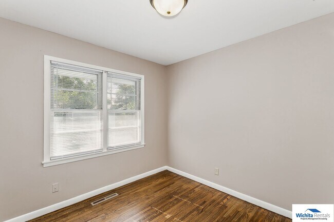 Building Photo - 3 bedroom 1 bath home