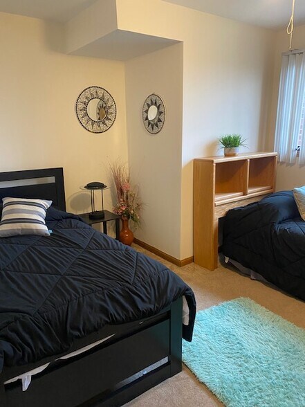 Building Photo - 8821 N Greenwood Ave