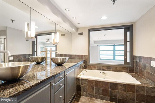 Building Photo - 7 N Christopher Columbus Blvd