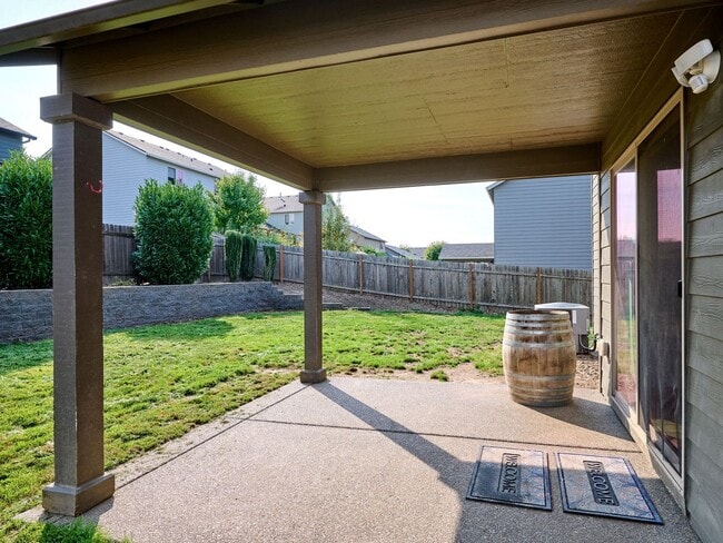 Building Photo - Beautiful 4 bedroom/2.5 Bath Home On Large...