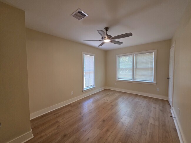 Building Photo - 522 E Davilla Ave