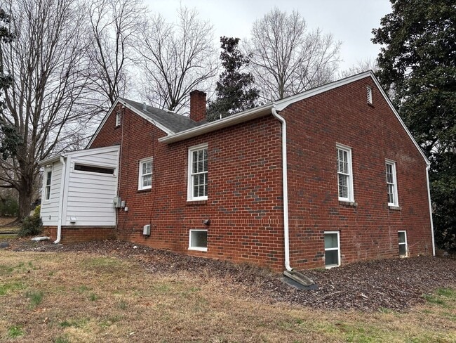 Building Photo - 3-4 bed, 2 bath with full basement in Asheboro