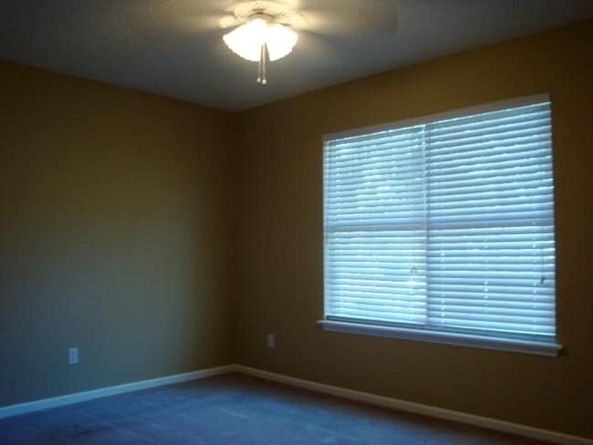 Building Photo - Comfortable 3BR/2BA Home with Open Floor Plan, Vaulted Living Room & Privacy-Fenced Backyard