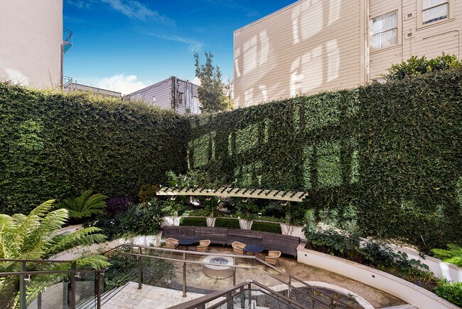 Building Photo - 875 California St