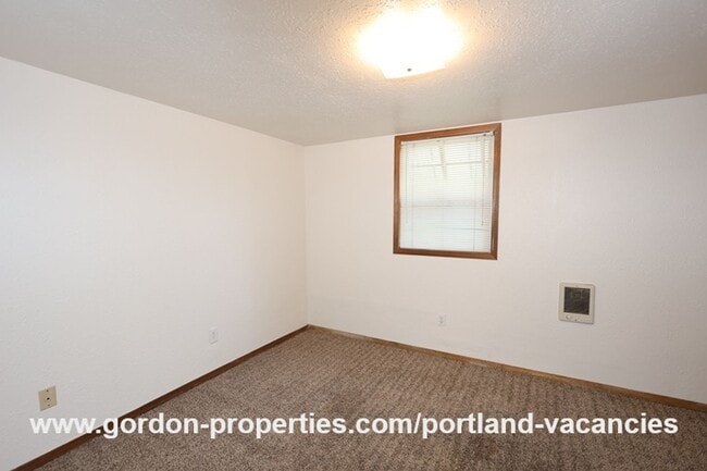 Building Photo - SE 57th Ave - 5 bedroom home with fireplac...