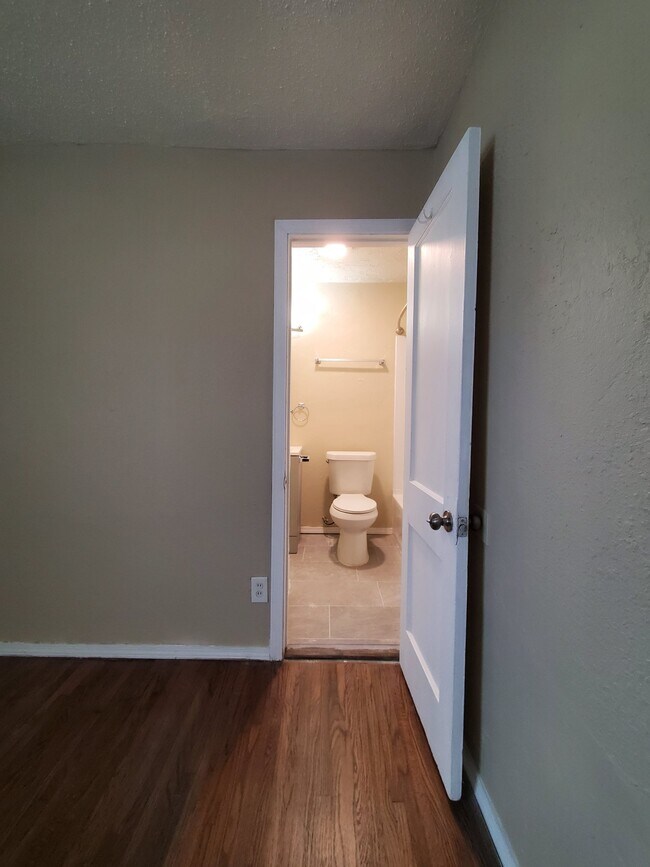 Building Photo - 301 W Lilac Ln