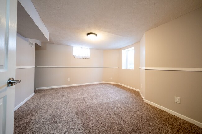 Building Photo - 3531-2 1/2 2 1/2 St NE