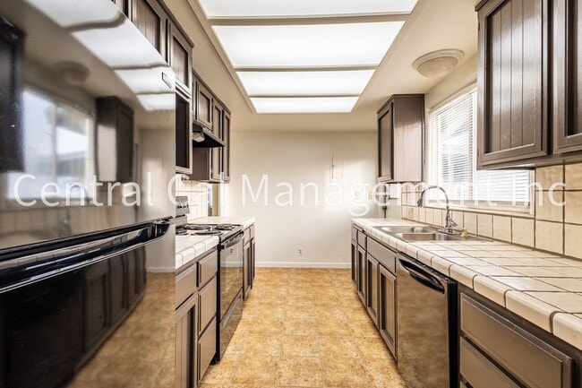 Building Photo - 2 Bedroom, 1 Bath Home - $1595 per month!