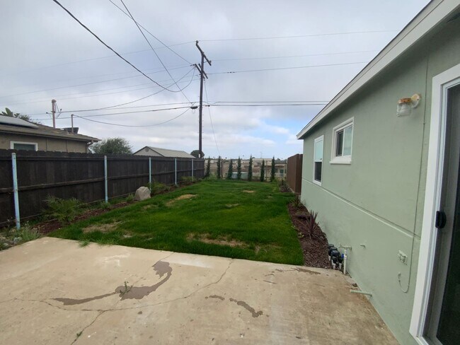 Building Photo - Great Location Close to Schools