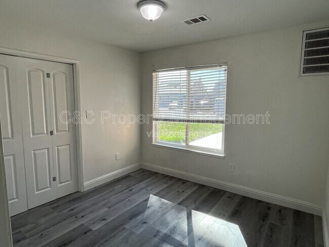 Building Photo - 930 Amaretto Dr